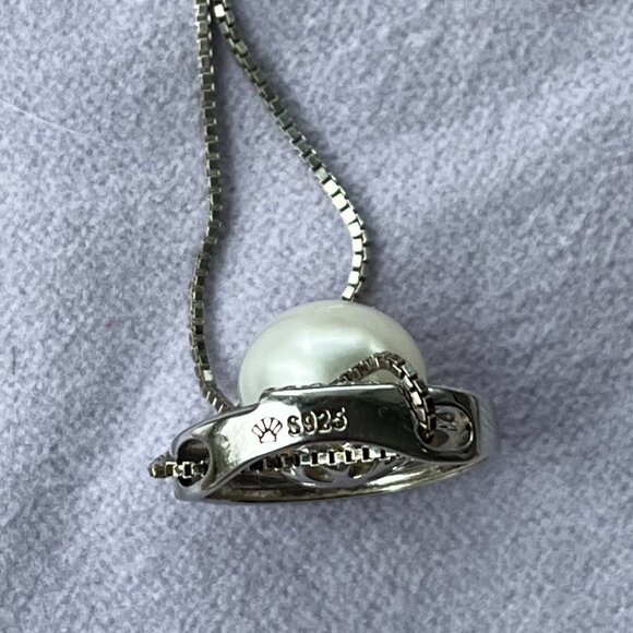 Sterling Silver Pearl Circle Pendant Necklace - Picture 4 of 5